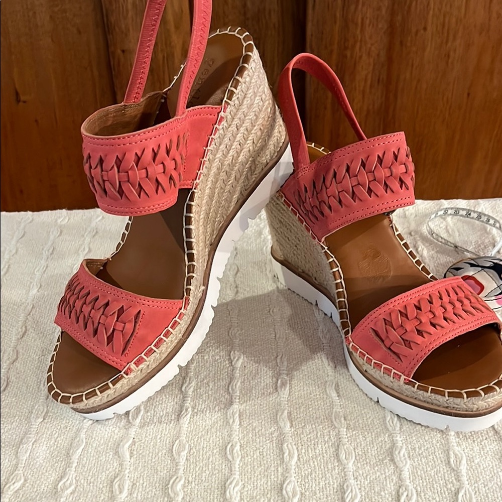 NWOT Gentle Souls Elyssa Wedge 2 Band Sandals. Ladies9.5. 3-1/2 Wedge heel.